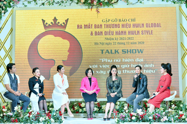 Bà trùm Trang Lê và Bùi Thanh Hương trên ghế nóng tọa đàm phụ nữ hiện đại