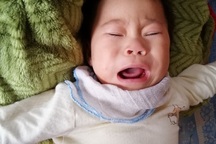 Quặn thắt bé 13 tháng tuổi giàn giụa nước mắt vì đau nhưng không có tiền đến viện