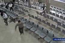 Khoảnh khắc xả súng kinh hoàng bên trong quốc hội Iran