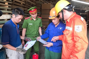 EVN HANOI đẩy mạnh tuyên truyền an toàn điện mùa mưa bão