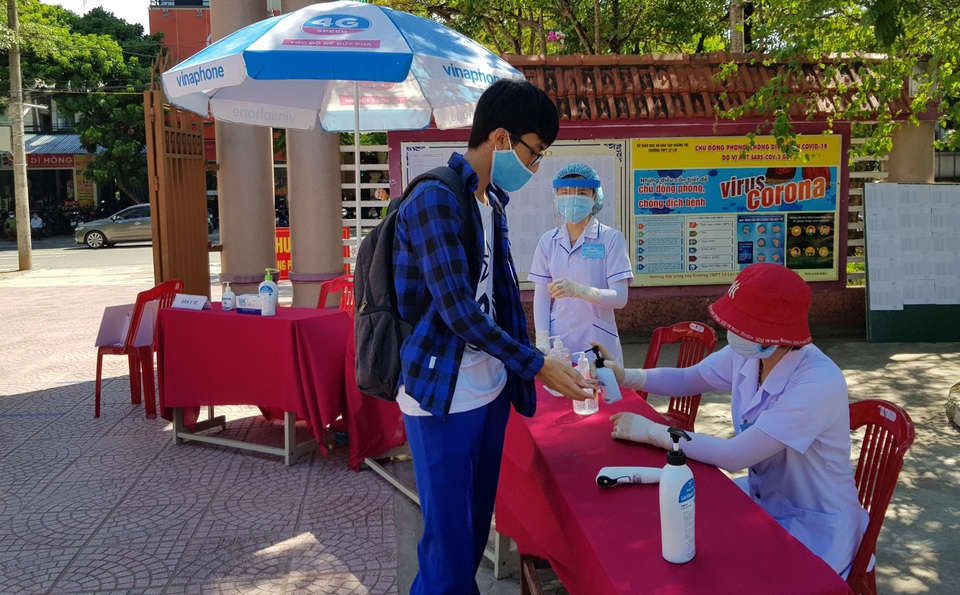 Nghiêm ngặt kiểm tra thí sinh vào làm thủ tục dự thi tốt nghiệp THPT 2020 - 50 Nghiêm ngặt kiểm tra thí sinh vào làm thủ tục dự thi tốt nghiệp THPT 2020 - 50