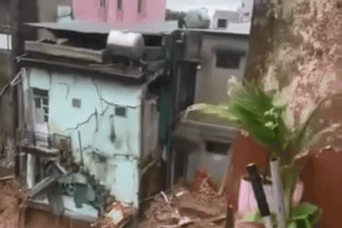 Sạt lở "xé toạc" nhà dân, đe dọa khách sạn, hàng chục người tháo chạy