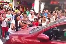 Người phụ nữ đánh ghen ầm ĩ, gây tắc nghẽn đường phố