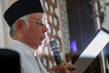 Cựu Thủ tướng Malaysia làm lễ “thề độc” bác tin ra lệnh giết người