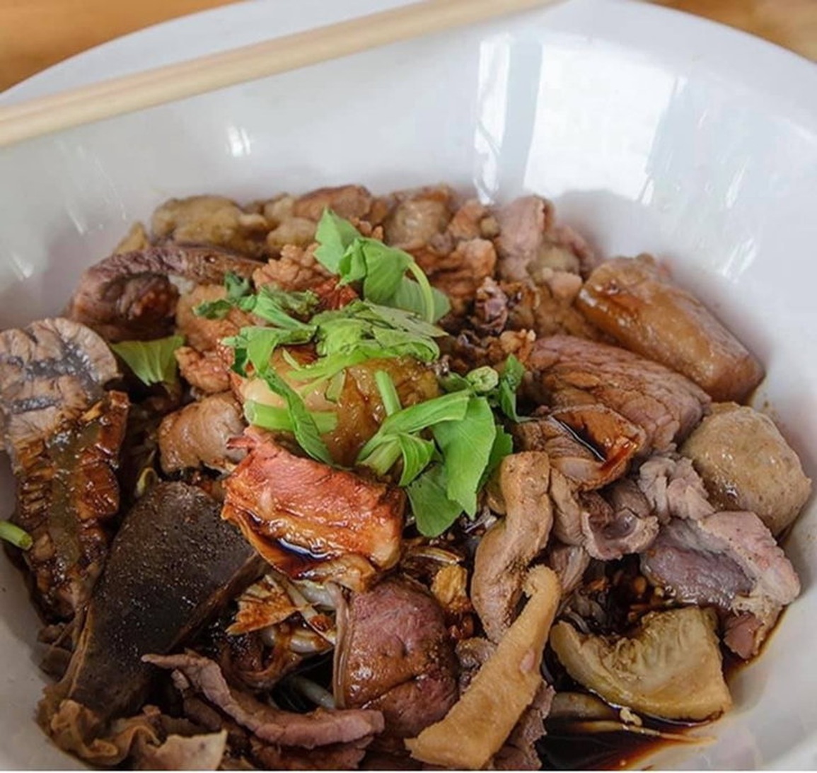 Nữ chủ quán lẩu xinh đẹp mặc kỳ dị, khách vẫn đổ đến nườm nượp - 4 Nữ chủ quán lẩu xinh đẹp mặc kỳ dị, khách vẫn đổ đến nườm nượp - 4