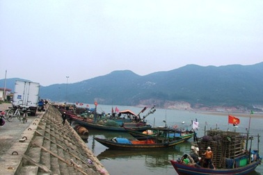 Ngư dân “méo mặt” vì xăng dầu tăng giá