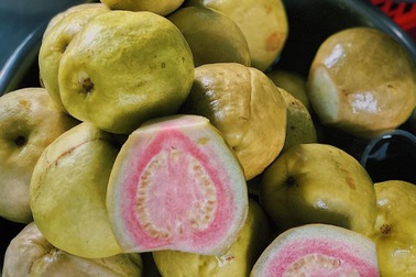 Xe trái cây dạo 30 năm "gây nghiện" với món lạ "ổi luộc chấm mắm ruốc"