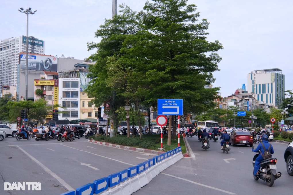 Vác xe, chạy ngược chiều vượt điểm nóng giao thông vừa phân luồng - 1