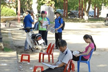Huế: Lợi dụng "áo xanh tình nguyện" để... bán báo dạo?
