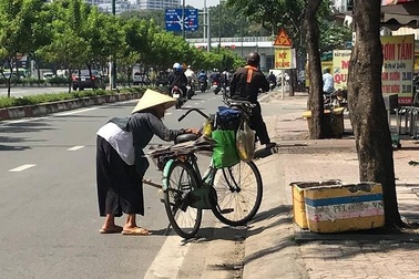 Bà già ve chai liêu xiêu giữa dòng đời bất tận