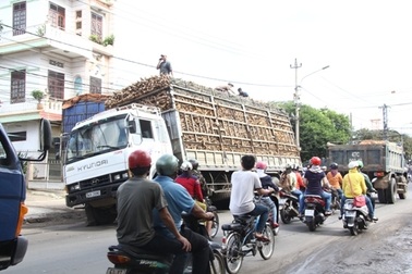 Xe tải gãy cầu giữa đường nghi do chở quá tải