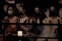 Triệu Lệ Dĩnh ngượng ngùng khi gặp "tình cũ" của chồng