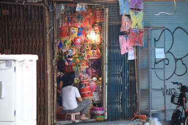 Tiểu thương phố Hàng Mã "đứng ngồi không yên" trước thềm Tết Trung thu