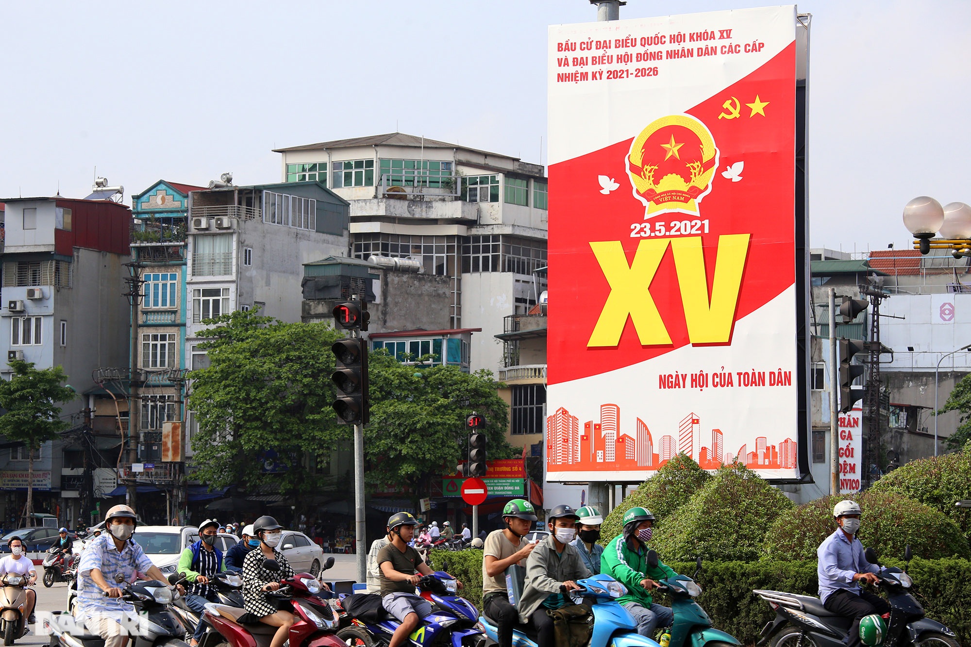 Hà Nội trang trí đường phố chào mừng cuộc bầu cử Đại biểu Quốc hội khóa XV - 1 Hà Nội trang trí đường phố chào mừng cuộc bầu cử Đại biểu Quốc hội khóa XV - 1