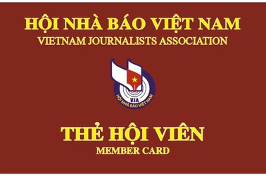 Công bố và trao thẻ hội viên Hội Nhà báo giai đoạn 2016 - 2021