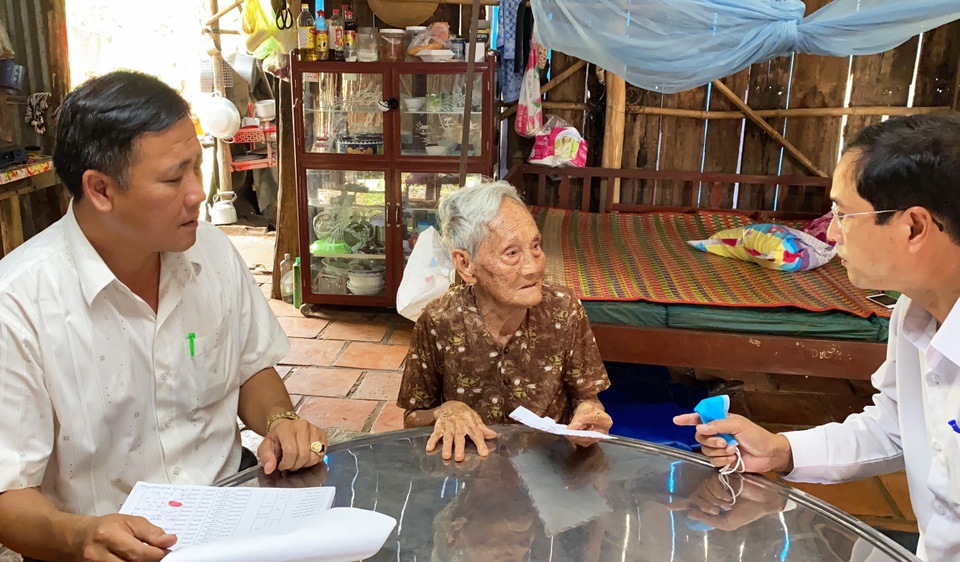 Vượt rừng, đội nắng mang tiền đến người dân gặp khó khăn vì dịch Covid-19 - 2 Vượt rừng, đội nắng mang tiền đến người dân gặp khó khăn vì dịch Covid-19 - 2