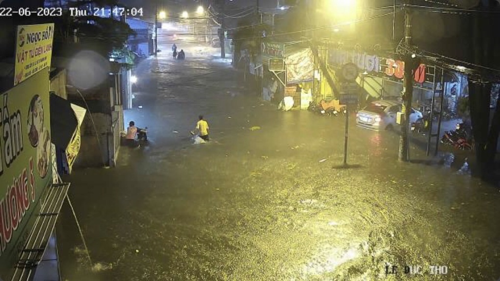 Cây đổ, đường ngập sau trận mưa dông ở TPHCM - 1 Cây đổ, đường ngập sau trận mưa dông ở TPHCM - 1