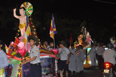 Hàng ngàn người dân và du khách tham dự lễ hội Phật Đản