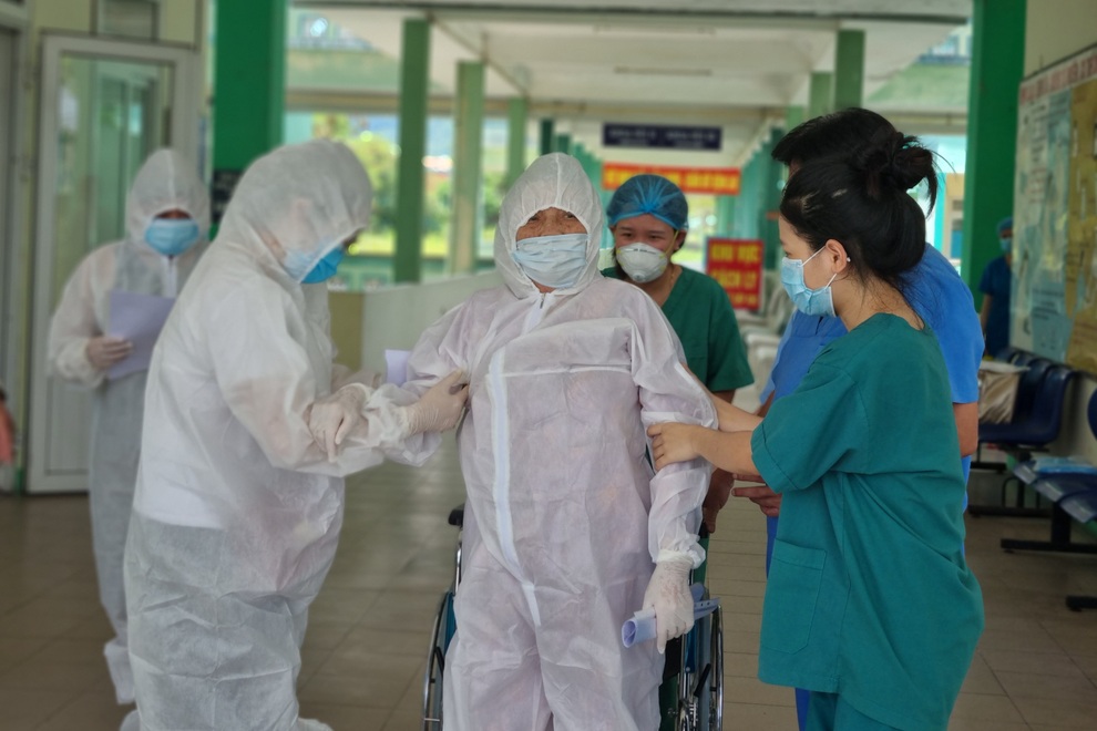 Cụ bà 81 tuổi mắc Covid-19 từng phải thở máy, lọc máu được xuất viện - 3 Cụ bà 81 tuổi mắc Covid-19 từng phải thở máy, lọc máu được xuất viện - 3