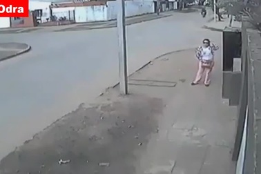 Phản ứng nhanh trí của người phụ nữ khi bất ngờ bị tấn công để cướp túi xách