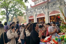 Hàng nghìn người "chen chân" đội lễ, dâng hương ở Phủ Tây Hồ mùng 1 âm lịch