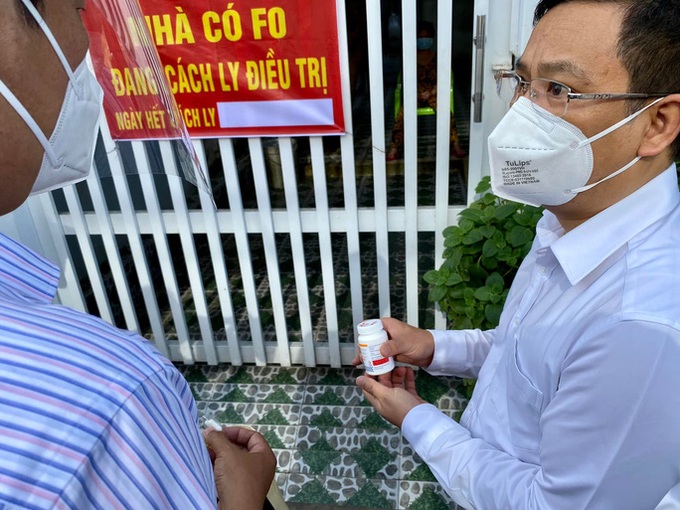 Phát thuốc điều trị cho F0 tại nhà ở Hà Nội