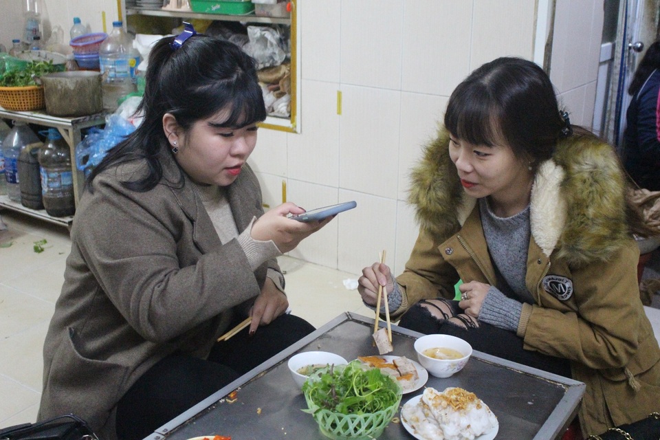 Hàng bánh cuốn kỳ lạ nhất Hà Nội: không biển hiệu, chỉ mở bán lúc nửa đêm - 9 Hàng bánh cuốn kỳ lạ nhất Hà Nội: không biển hiệu, chỉ mở bán lúc nửa đêm - 9