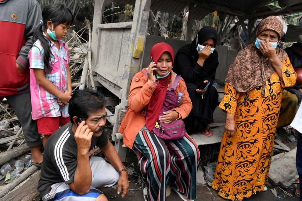 Cảnh tượng như tận thế khi núi lửa phun trào ở Indonesia, 34 người chết - 6 Cảnh tượng như tận thế khi núi lửa phun trào ở Indonesia, 34 người chết - 6