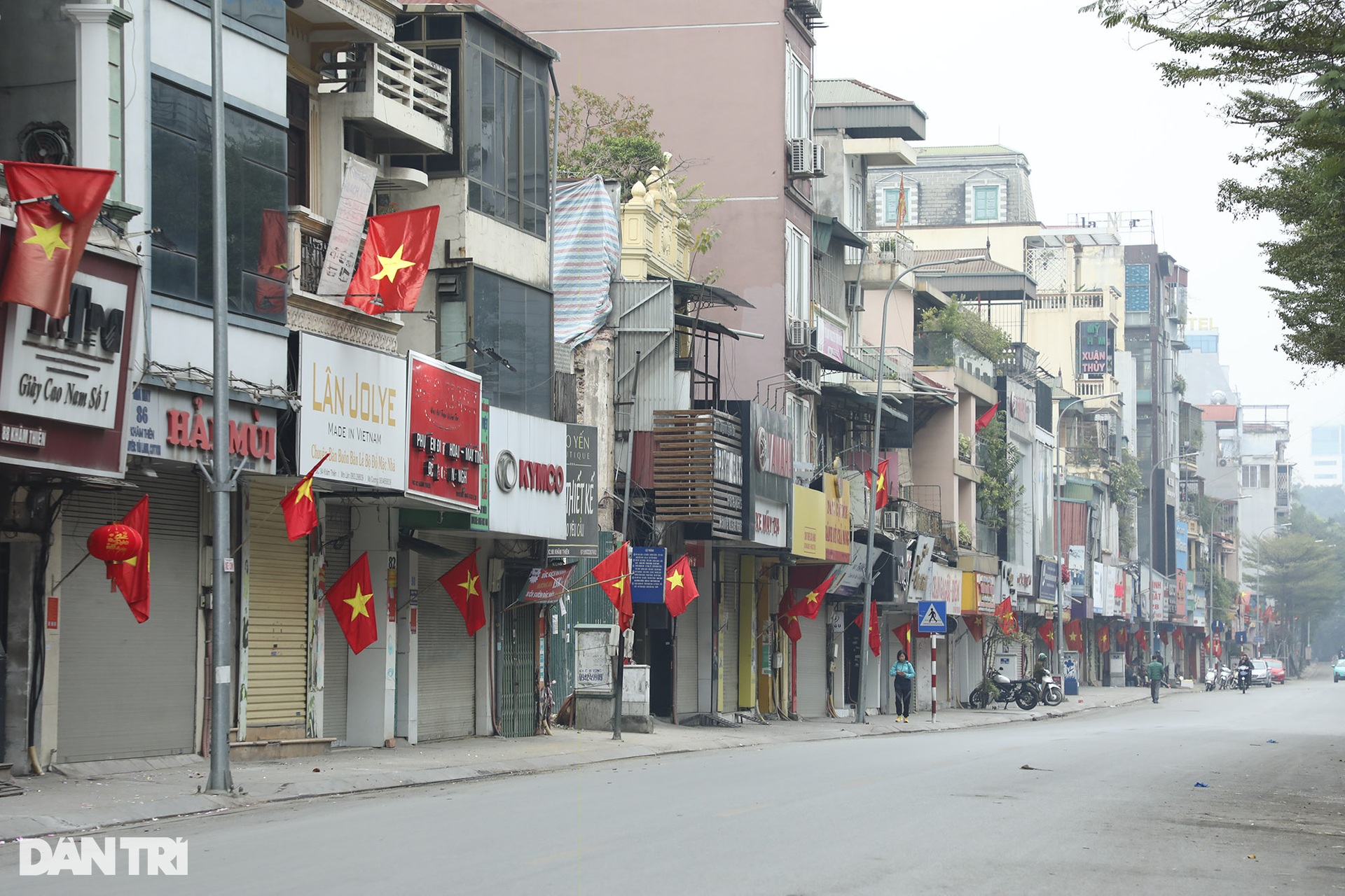 Không khí sáng mùng một: Hà Nội vắng vẻ, sâu lắng trong sắc hoa đào - 1 Không khí sáng mùng một: Hà Nội vắng vẻ, sâu lắng trong sắc hoa đào - 1