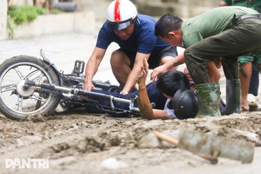 Huế "chìm" trong rác thải và bùn lầy sau ba trận lụt liên tiếp
