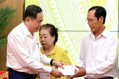Chủ tịch Quốc hội tặng quà gia đình chính sách, người có công tại Cần Thơ