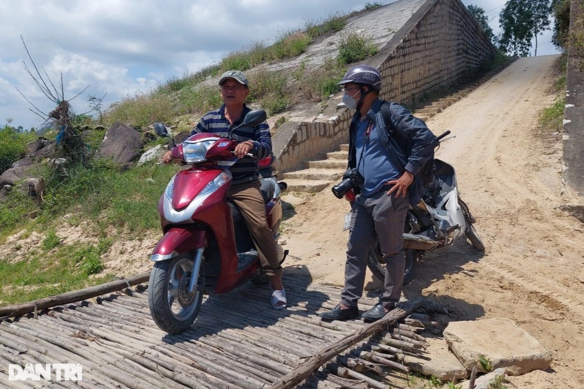 Nín thở lưu thông trên cây cầu tạm bắc qua sông Hà Thanh - 3 Nín thở lưu thông trên cây cầu tạm bắc qua sông Hà Thanh - 3