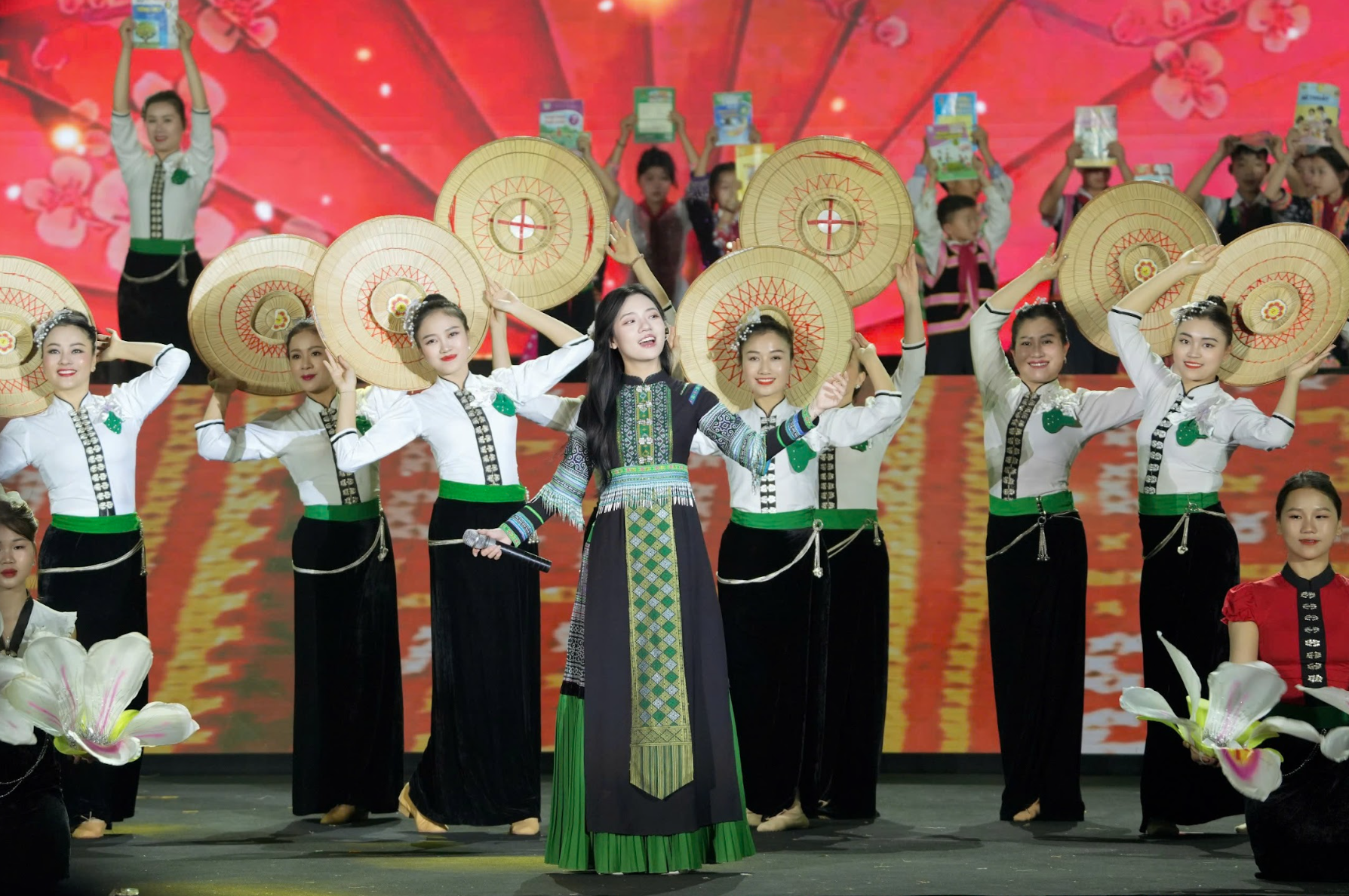 Tung Duong 2025 Hoa Ban Festival - 1 میں 2,000 افراد پر مشتمل گانا گا رہا ہے Tùng Dương hát cùng dàn hợp xướng 2.000 người tại Lễ hội Hoa Ban 2025 - 1
