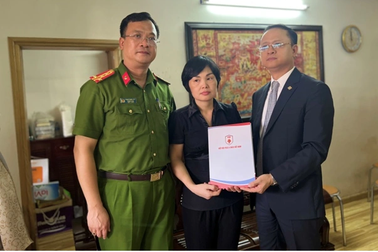 Trao tặng sổ tiết kiệm tới gia đình 3 liệt sĩ hy sinh khi chữa cháy