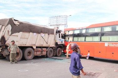 Phụ xe khách bị xe ben tông tử vong