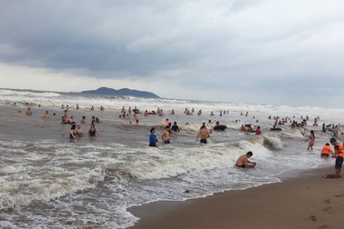 Bão số 2 diễn biến phức tạp, du khách vẫn thản nhiên tắm biển Cửa Lò