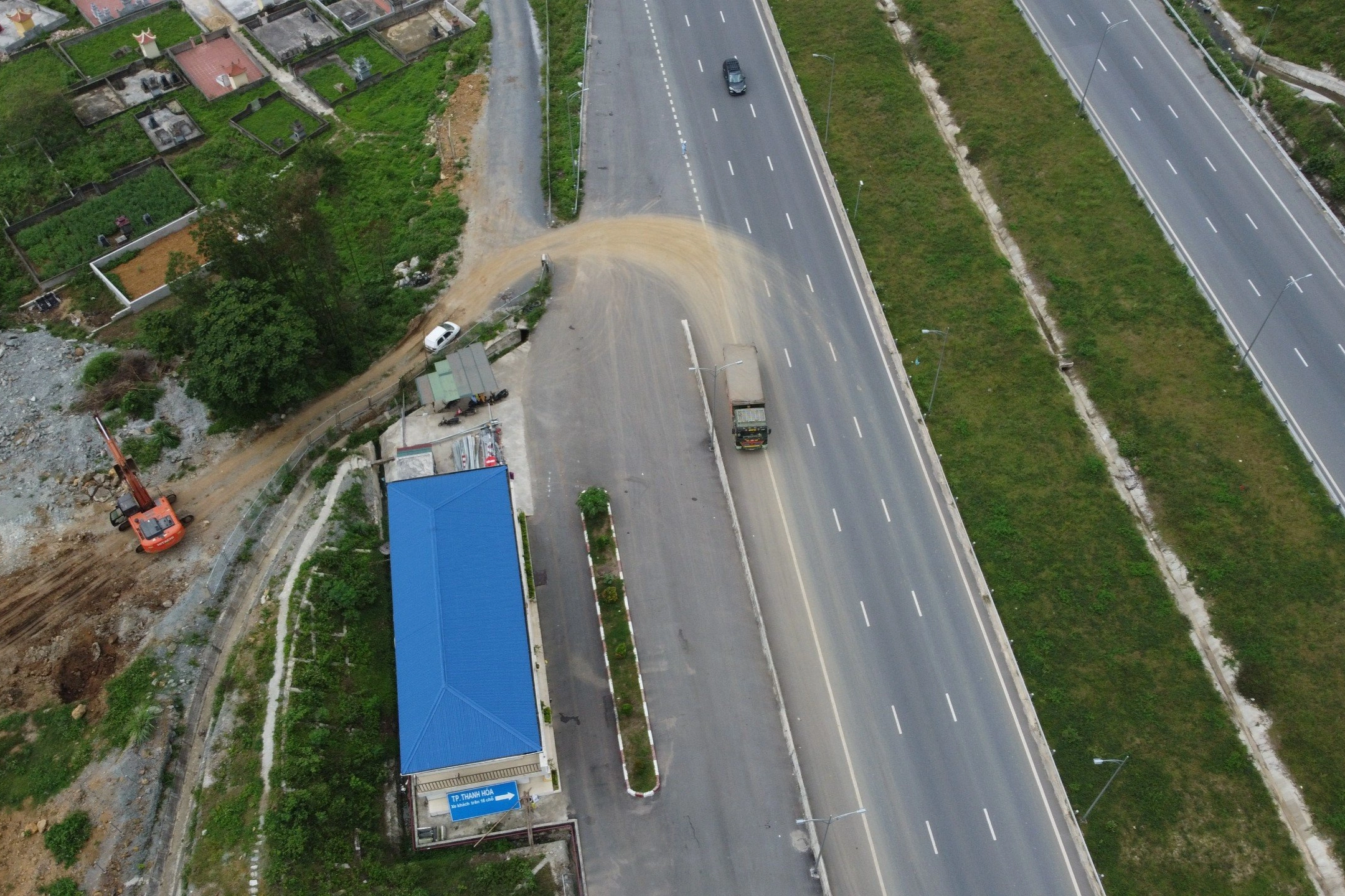 Xe tải chở đất xé rào đi vào cao tốc Mai Sơn - Quốc lộ 45 - 1