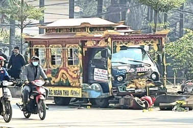 Đang dừng đèn đỏ bị xe tang đâm, 3 người thương vong