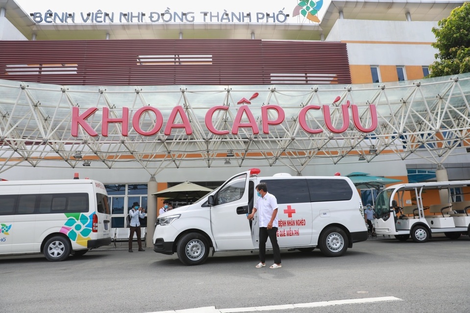 Ông Đoàn Ngọc Hải đưa bệnh nhi mồ côi viêm cơ tim tối cấp về quê - 1 Ông Đoàn Ngọc Hải đưa bệnh nhi mồ côi viêm cơ tim tối cấp về quê - 1