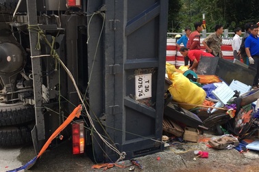 Lật  xe tải trên đèo Lò Xo, 3 người bị thương