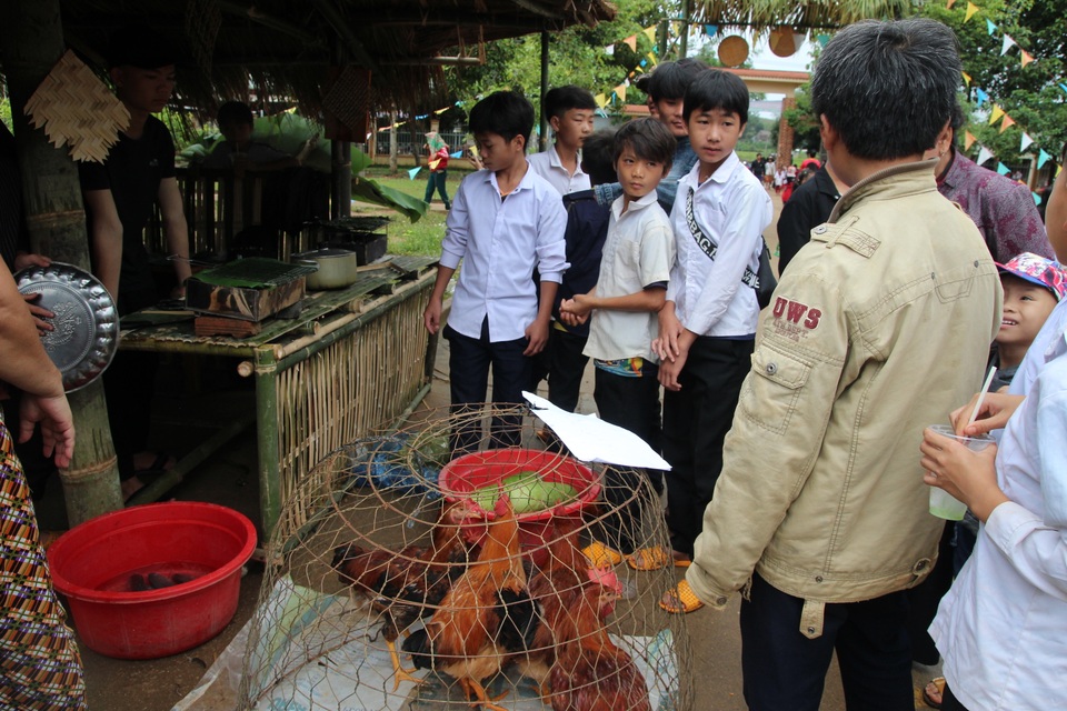 Phụ huynh mở chợ phiên, gây quỹ học bổng tặng học sinh nghèo - 4