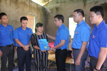 Đoàn thanh niên chia sẻ khó khăn với bà con vùng lũ Lào Cai