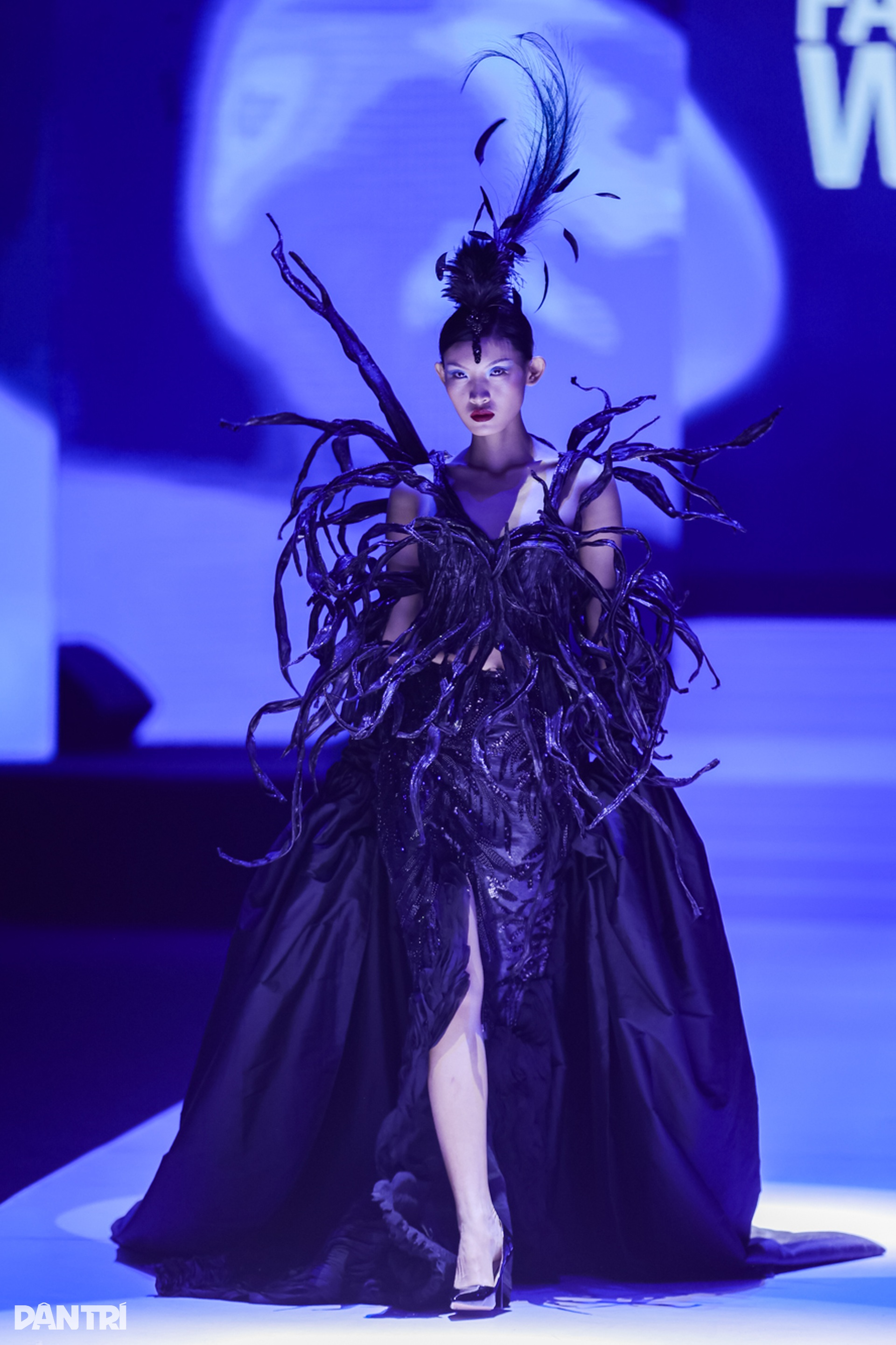 Khoảnh khắc gây sốt của dàn sao Việt tại Tuần lễ Thời trang - 6 Khoảnh khắc gây sốt của dàn sao Việt tại Tuần lễ Thời trang - 6