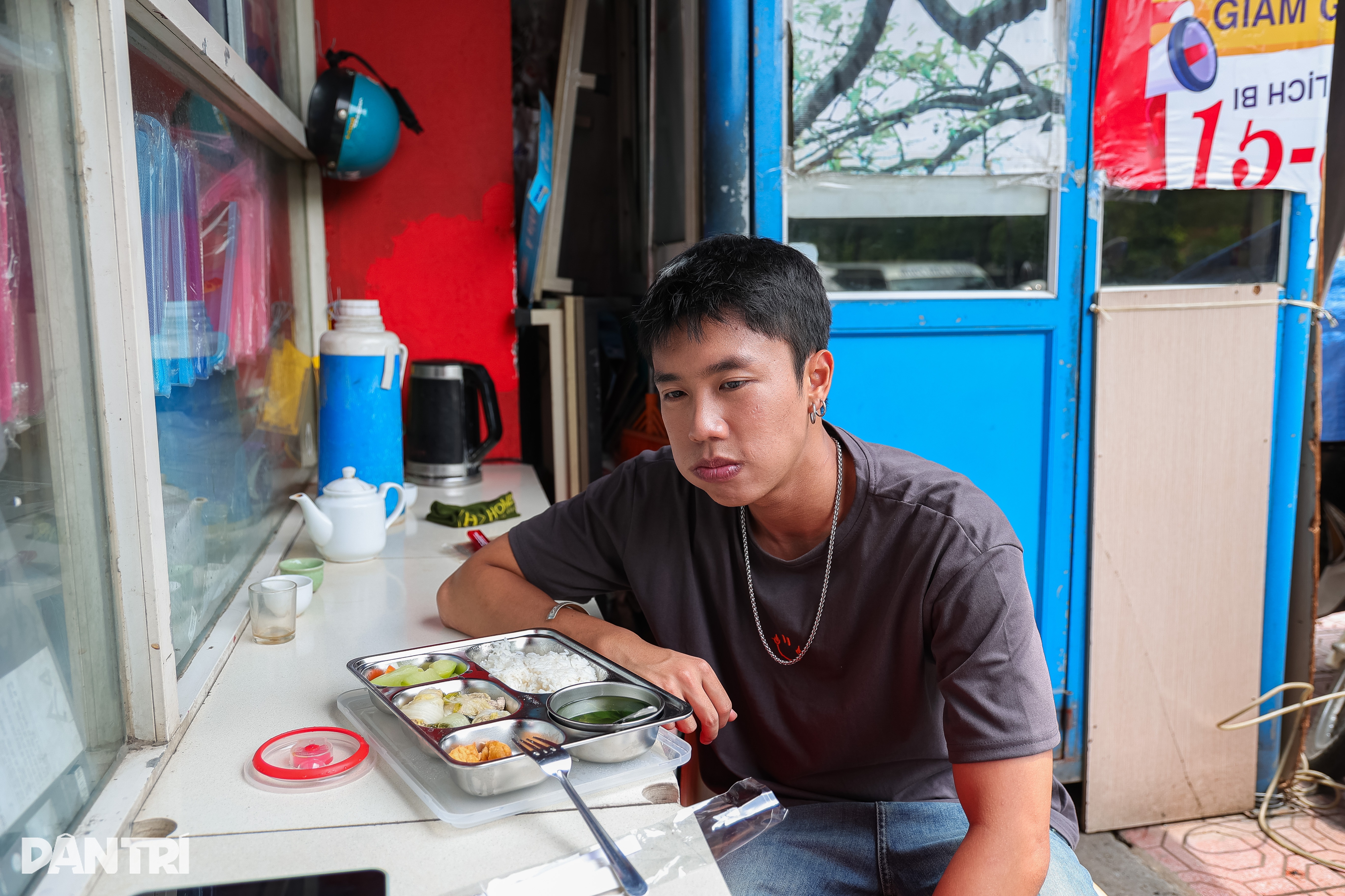 پسر ون دانگ نقش استاد جوان ثروتمند چای را بازی میکند: خوردن ناهار جعبهای، دویدن زیر باران سر صحنه فیلمبرداری - 9 Con trai Vân Dung vào vai cậu ấm Chải: Ăn cơm hộp, chạy mưa ở trường quay - 9