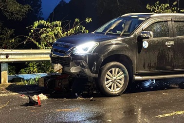 Xe máy va chạm với ô tô trên đèo ở Đà Lạt, 2 người thương vong