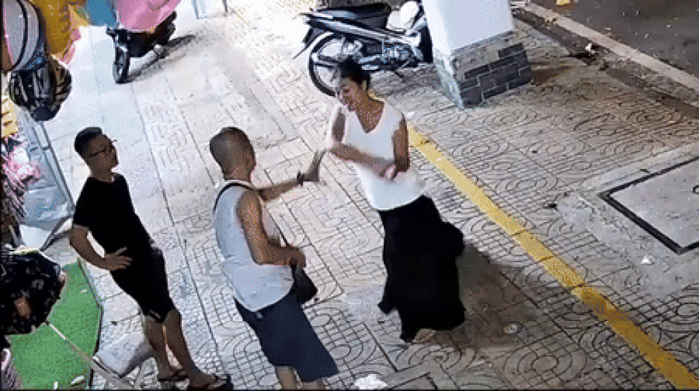 Nguyên nhân người đàn ông và phụ nữ cầm gậy đánh nhau ở trung tâm TPHCM - 1