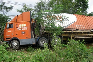 Xe container lao vào nhà dân, mất điện toàn thôn