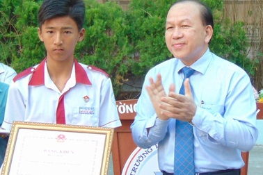 Trao Bằng khen của Bộ GD&ĐT cho học sinh lớp 10 trả lại tiền nhặt được