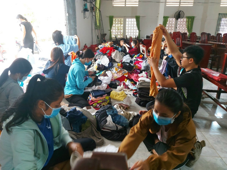 Học sinh Sóc Trăng, Bạc Liêu quyên góp ủng hộ đồng bào miền Trung - 3 Học sinh Sóc Trăng, Bạc Liêu quyên góp ủng hộ đồng bào miền Trung - 3
