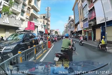 Chở con nhỏ chạy ngược chiều, người đàn ông còn thể hiện thái độ